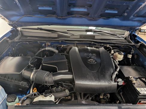 Used 2017 Toyota Tacoma TRD Sport AWD/4WD image 24