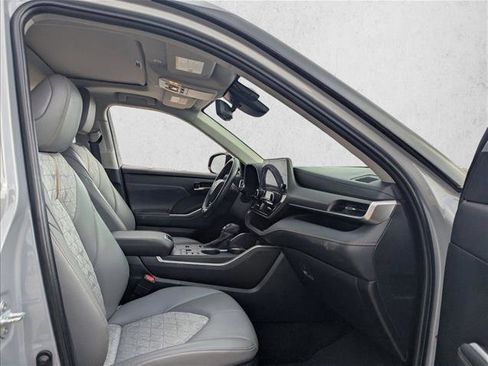 Certified 2023 Toyota Highlander Bronze Edition image 15