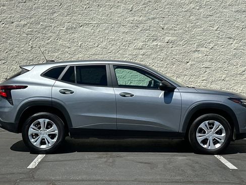 Used 2025 Chevrolet Trax LS w/ Driver Confidence Package FWD image 9