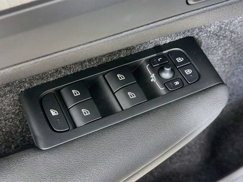 Certified 2023 Volvo XC40 B5 Ultimate AWD/4WD image 17