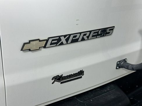 Used 2022 Chevrolet Express 2500 Extended image 27