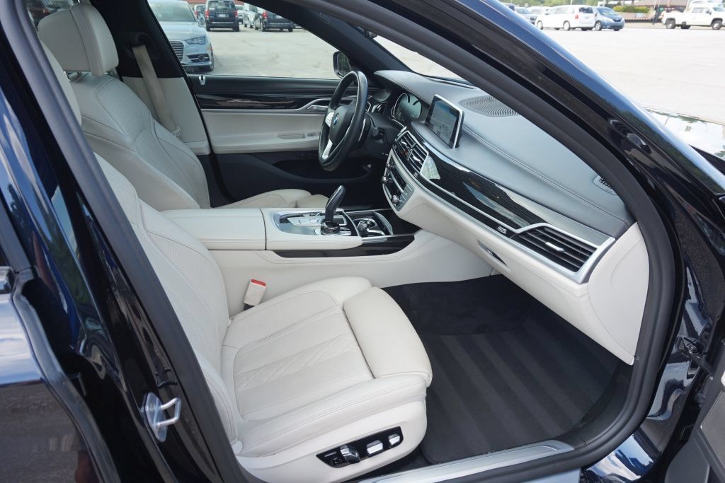 Used 2019 BMW 750i w/ Executive Package RWD image 32