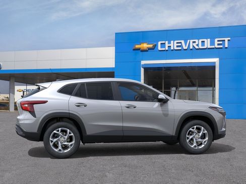 New 2026 Chevrolet Trax LS w/ LS Convenience Package FWD image 5