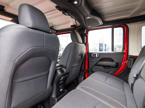 Used 2025 Jeep Wrangler Unlimited Sahara AWD/4WD image 17