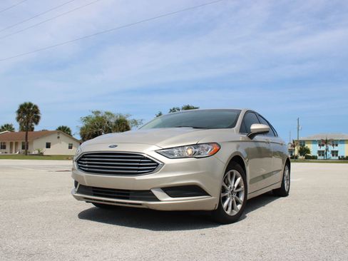 Used 2017 Ford Fusion SE FWD image 2