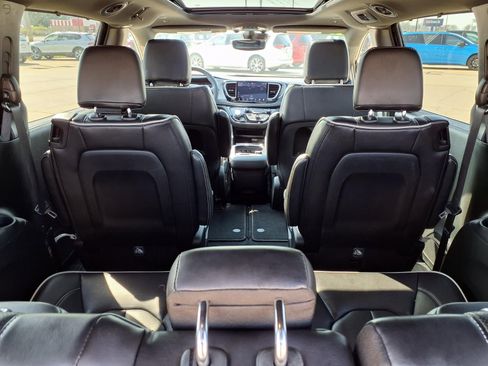 Used 2025 Chrysler Pacifica Limited image 32