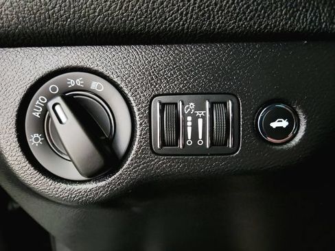 Used 2015 Dodge Challenger SXT RWD image 18