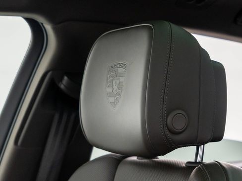Certified 2023 Porsche Macan AWD/4WD image 35