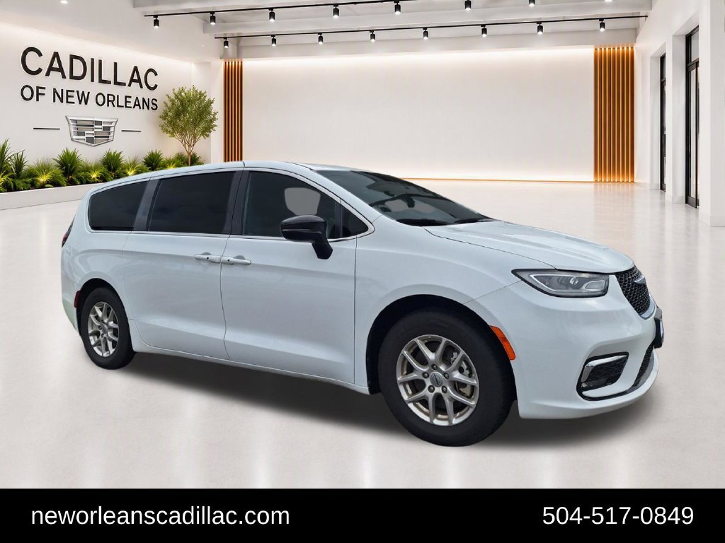 Used 2025 Chrysler Pacifica Select FWD image 1