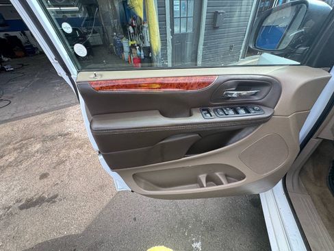 Used 2016 Chrysler Town & Country Touring FWD image 12