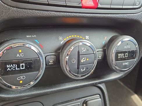 Used 2015 Jeep Renegade Latitude w/ Popular Equipment Group AWD/4WD image 13