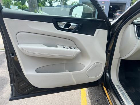 Used 2018 Volvo XC60 T6 Momentum w/ Convenience Package AWD/4WD image 12