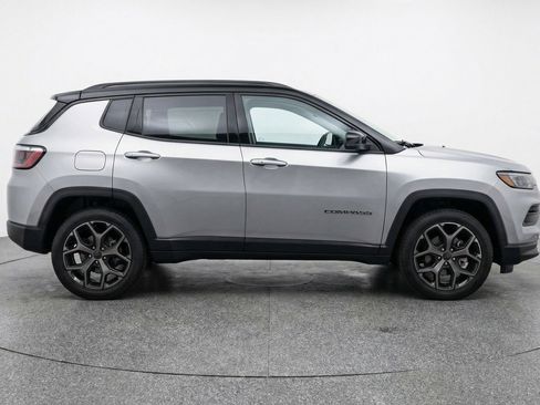 Used 2025 Jeep Compass Limited image 11