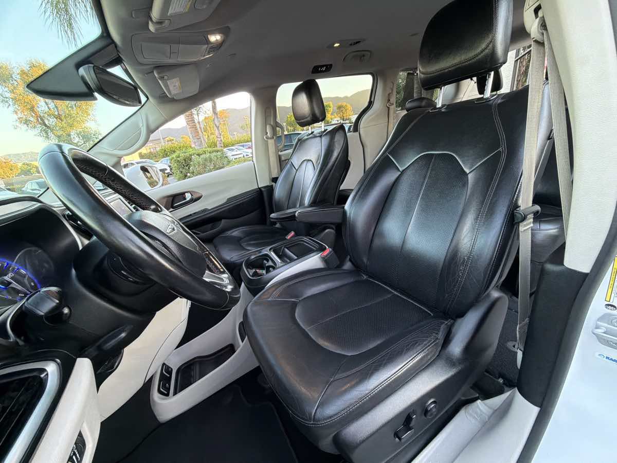 Used 2019 Chrysler Pacifica Touring-L FWD image 18