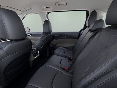 Used 2026 Kia Carnival FWD image 14