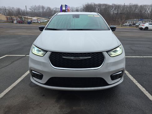 Used 2024 Chrysler Pacifica Limited image 10