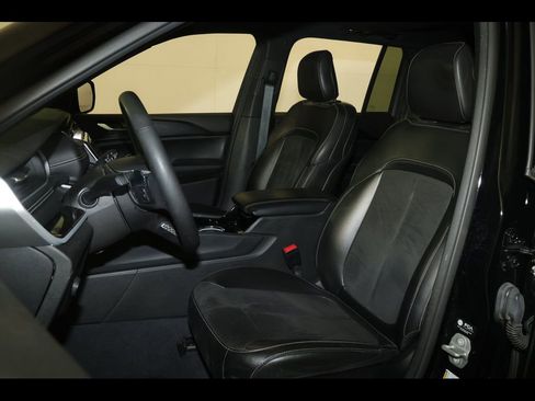 Used 2023 Jeep Grand Cherokee Altitude image 23