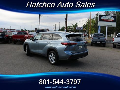 Used 2023 Toyota Highlander LE AWD/4WD image 3