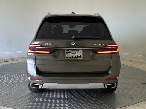 Used 2025 BMW X7 xDrive40i w/ Premium Package image 9