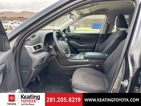 Used 2025 Toyota Highlander LE FWD image 15