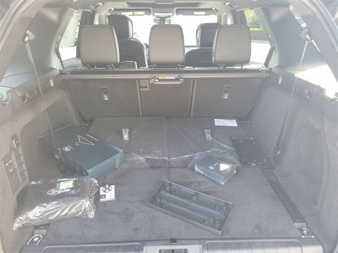 New 2025 Land Rover Discovery Dynamic SE image 11