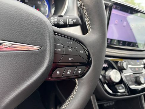 Used 2025 Chrysler Pacifica Limited FWD image 41