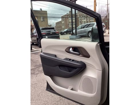 Used 2018 Chrysler Pacifica Touring Plus w/ Tire & Wheel Group image 18