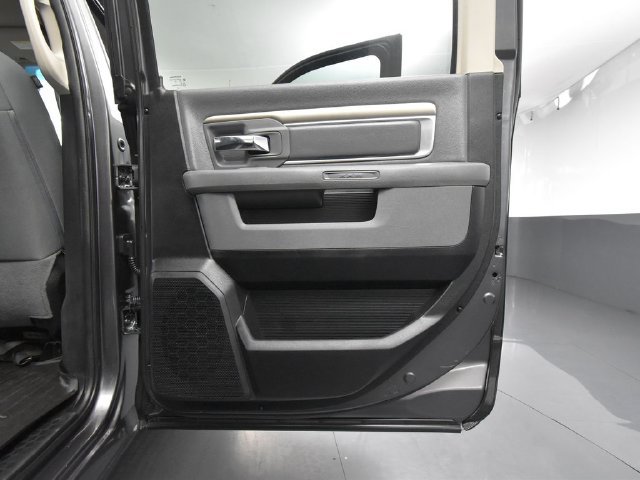 Used 2017 RAM 1500 Classic SLT AWD/4WD image 29