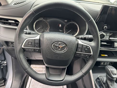 Used 2023 Toyota Highlander XLE AWD/4WD image 16