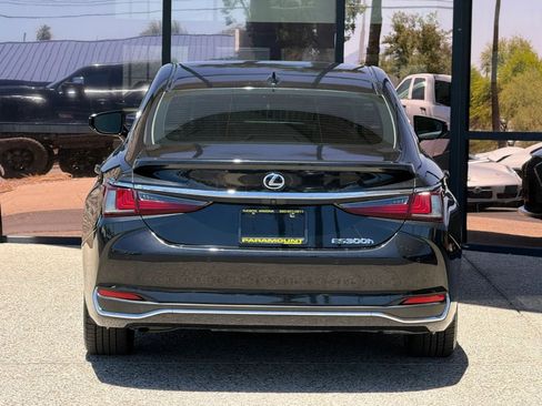 Used 2021 Lexus ES 300h Ultra Luxury w/ Accessory Package 2 FWD image 9