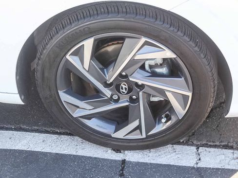 Certified 2025 Hyundai Elantra Limited image 13