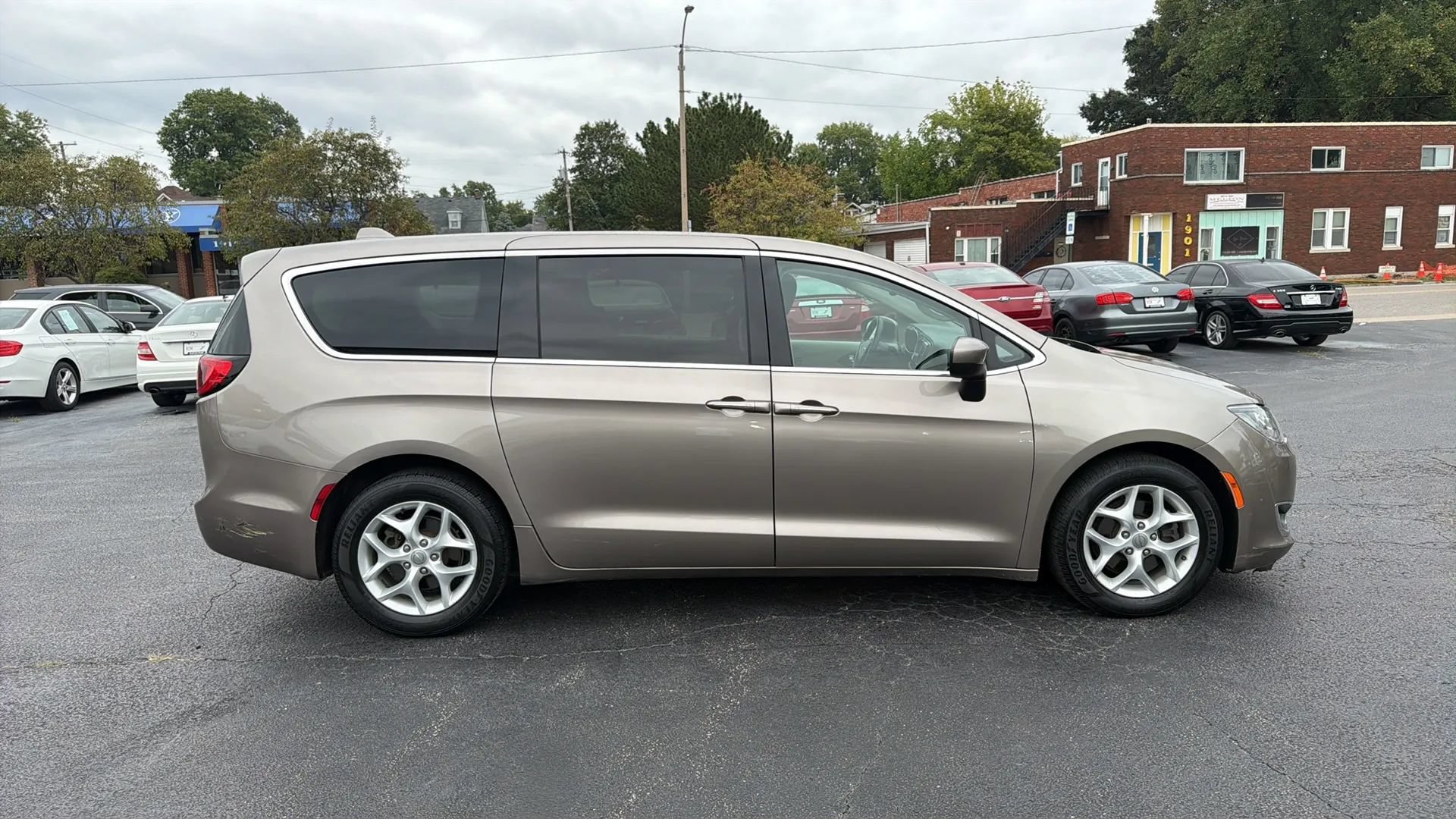 Used 2017 Chrysler Pacifica Touring Plus w/ Tire & Wheel Group FWD image 4