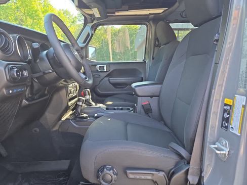 Used 2023 Jeep Wrangler Unlimited w/ Sun & Screen Package AWD/4WD image 18