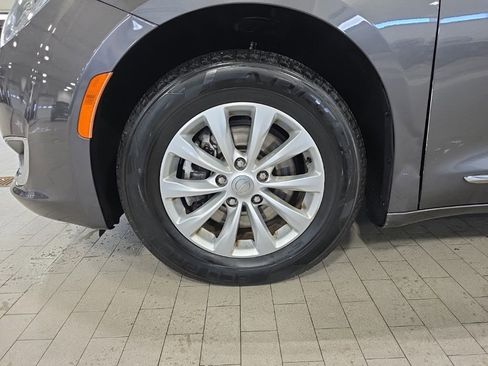 Used 2018 Chrysler Pacifica Touring-L image 14
