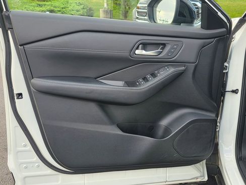 Used 2025 Nissan Rogue SL w/ Tech Package image 12