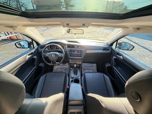 Used 2020 Volkswagen Tiguan SE w/ Panoramic Sunroof Package image 25