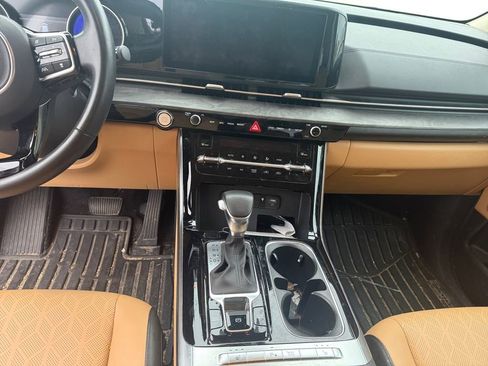 Used 2024 Kia Carnival EX FWD image 11