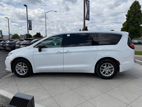 Used 2024 Chrysler Pacifica Touring-L FWD image 9