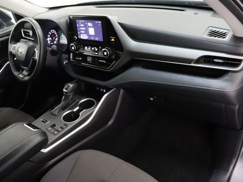 Used 2025 Toyota Highlander LE FWD image 38