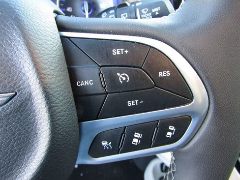 Used 2023 Chrysler Pacifica Touring-L image 8