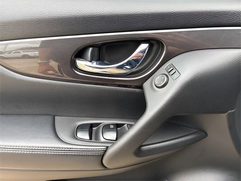 Used 2018 Nissan Rogue SV image 21