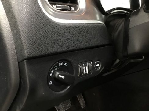 Used 2019 Dodge Charger SXT image 8