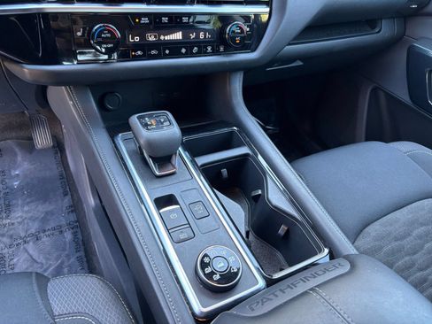 Used 2025 Nissan Pathfinder SV AWD/4WD image 43