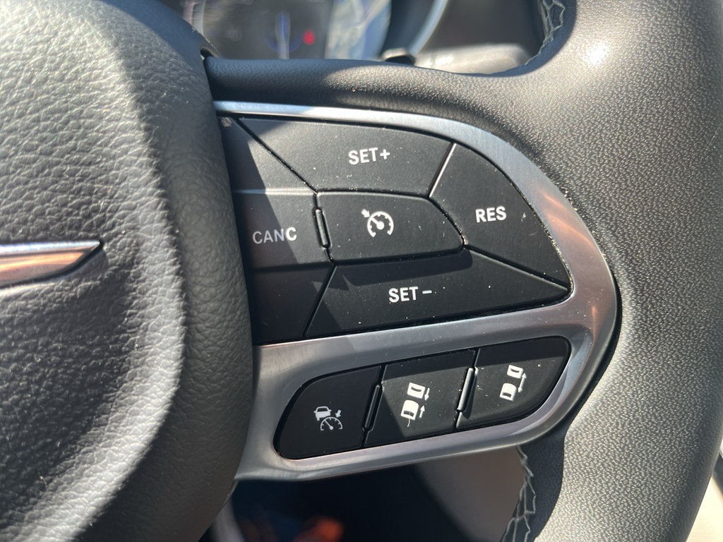 Used 2023 Chrysler Pacifica Touring-L FWD image 23