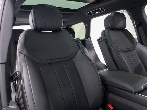 Used 2025 Land Rover Range Rover SE image 30