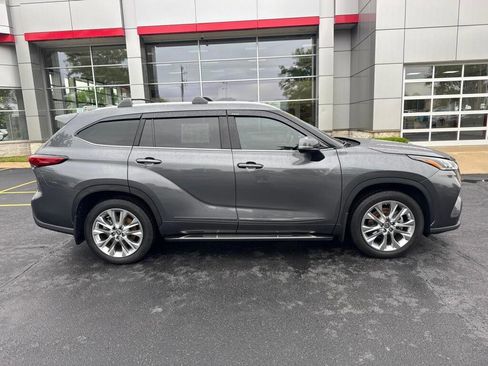 Used 2023 Toyota Highlander Limited AWD/4WD image 2