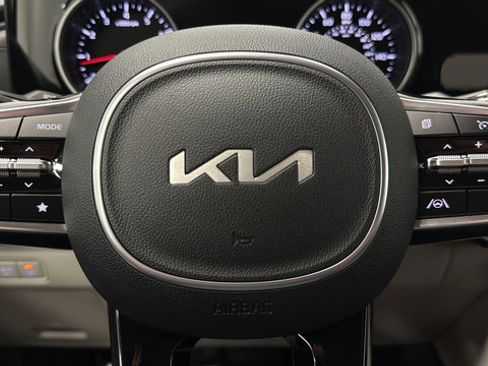 Used 2024 Kia Carnival EX FWD image 15