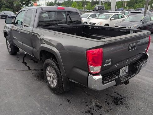 Used 2017 Toyota Tacoma SR5 w/ Tow Package AWD/4WD image 6