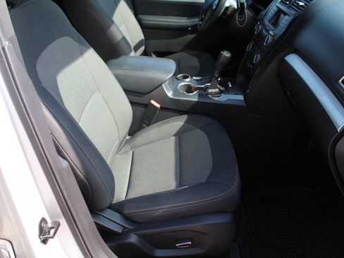 Used 2017 Ford Explorer XLT FWD image 14