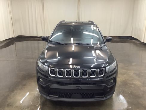 Used 2024 Jeep Compass Latitude AWD/4WD image 2
